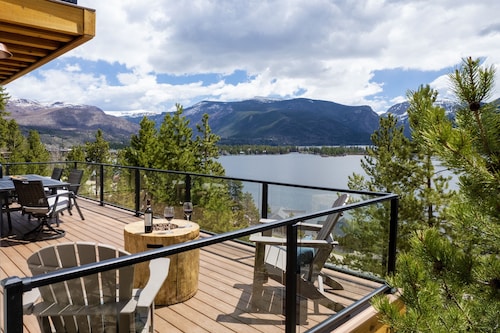 Ski Shores 3 Bedroom Cabin by RedAwning