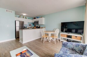 Condo, 2 quartos | Área de estar | TV 32 polegadas com canais a cabo