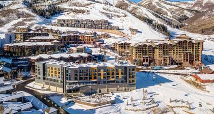 129 Park Station Escape! Cozy Condo With Pool & Hot Tub! Walking Distance To Main Street & Town Lift! 2 Bedroom Condo by RedAwning