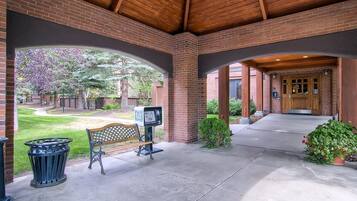 Condo, 2 Bedrooms | Property grounds