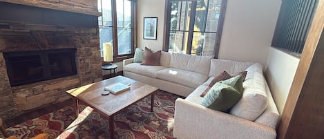 House, 5 Bedrooms | Living area | Smart TV