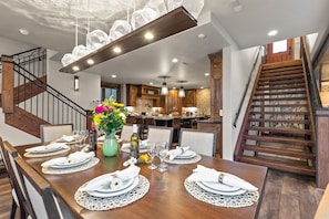 House, 5 Bedrooms | In-room dining