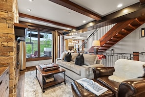 House, 5 Bedrooms | Living area | Smart TV