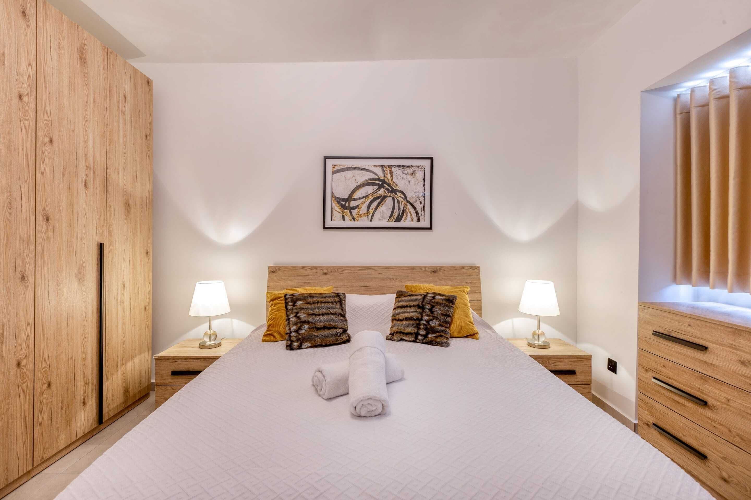Basic Apartment, Multiple Beds | 2 bedrooms, laptop workspace, iron/ironing board, bed sheets