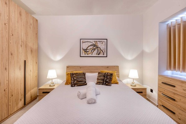 Basic Apartment, Multiple Beds