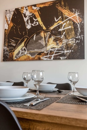 Basic Apartment, Berbilang Katil | Tempat makan