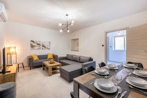 Basic Apartment, Multiple Beds | Dining