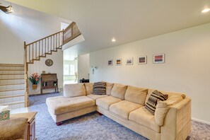 TV, books, stereo - Charming Elko Home w/ Pool Table! (Elko)