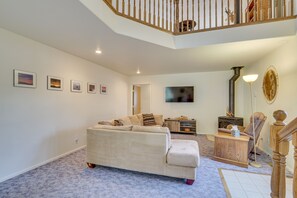 TV, books, stereo - Charming Elko Home w/ Pool Table! (Elko)