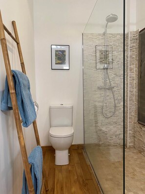 Sèche-cheveux, serviettes fournies