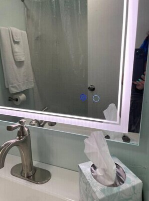 Haartrockner, Bidet, Handtücher, Seife