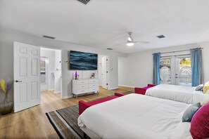 4 Schlafzimmer, Schreibtisch, Bügeleisen/Bügelbrett, Reisekinderbett