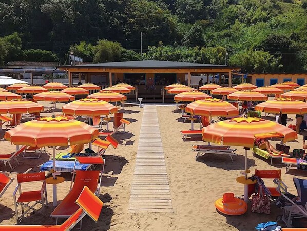 私家海滩、白沙、免费海滩班车、沙滩椅