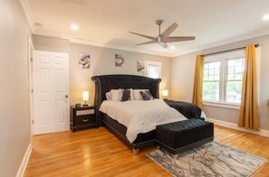 4 habitaciones, tabla de planchar con plancha y cuna de viaje 