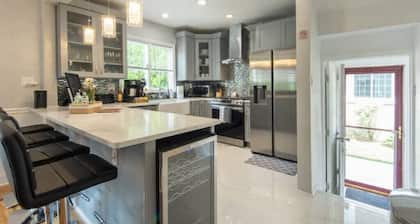 17 Mins from UBS Arena /Hot tub/Game Room/King Bed