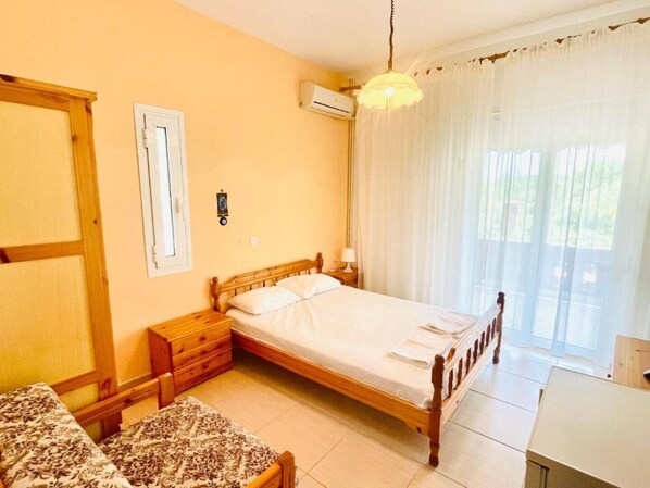 1 bedroom, iron/ironing board, WiFi, bed sheets - Achinora Potos Double room with garden view (Potos)