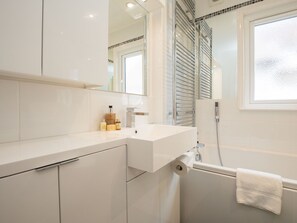 Shower, towels - Trendy Flat in Sunninghill's Village Atmosphere - Pass the Keys (Ascot)