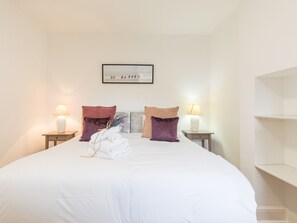1 slaapkamer, een strijkplank/strijkijzer, gratis wifi, beddengoed