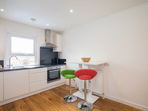 Fridge, microwave, oven, dishwasher - Trendy Flat in Sunninghill's Village Atmosphere - Pass the Keys (Ascot)