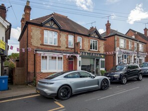 Exterior - Trendy Flat in Sunninghill's Village Atmosphere - Pass the Keys (Ascot)