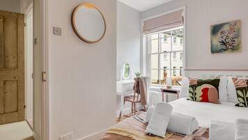 3 bedrooms, desk, iron/ironing board, free WiFi