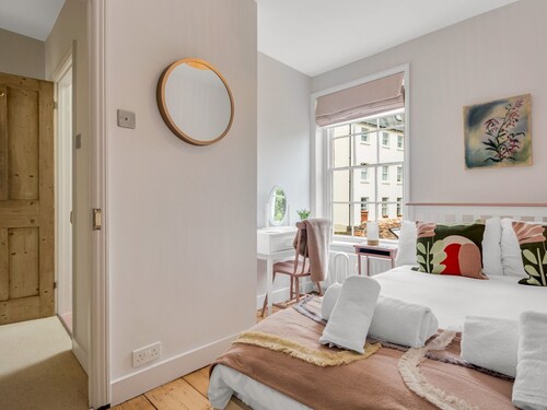 Pass the Keys | Stunning Georgian Cottage In The City