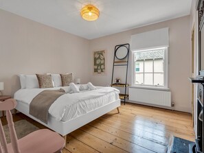 3 bedrooms, desk, iron/ironing board, free WiFi