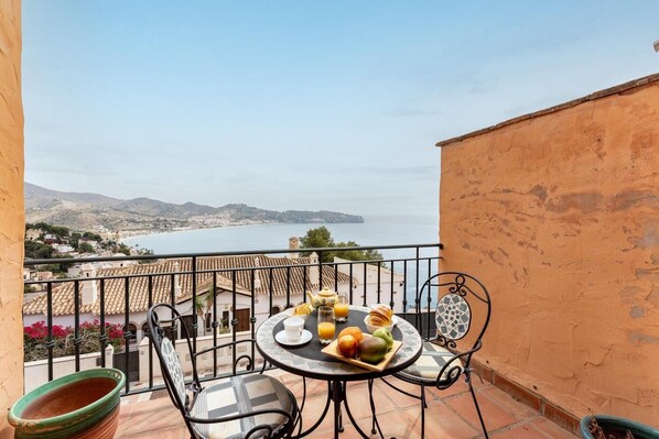 Outdoor dining - Holiday home with Incredible Views in La Herradura (La Herradura)