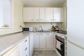 Réfrigérateur, four à micro-ondes, surface de cuisson, lave-vaisselle