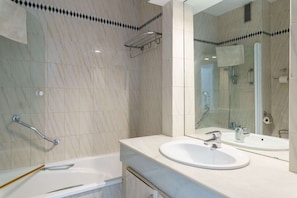 Combined shower/bathtub