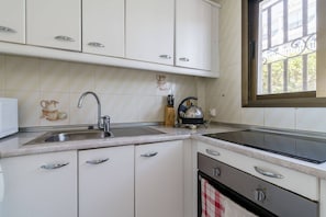 Fridge, microwave, stovetop, dishwasher - Peaceful Retreat near the Beach (Mijas)