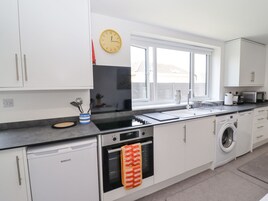 Frigorífico, hervidor eléctrico, tostadora y utensilios de cocina