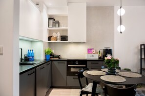 Frigorífico, microondas, horno y placa de cocina