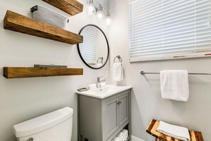 Douche, sĂšche-cheveux, serviettes fournies, savon