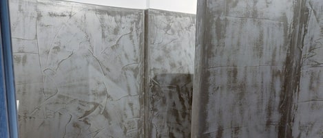 Séchoir à cheveux, serviettes fournies, savon, papier de toilette