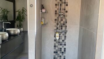 Haartrockner, Handtücher, Seife, Toilettenpapier