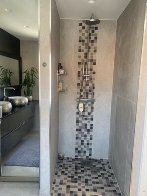 Haartrockner, Handtücher, Seife, Toilettenpapier