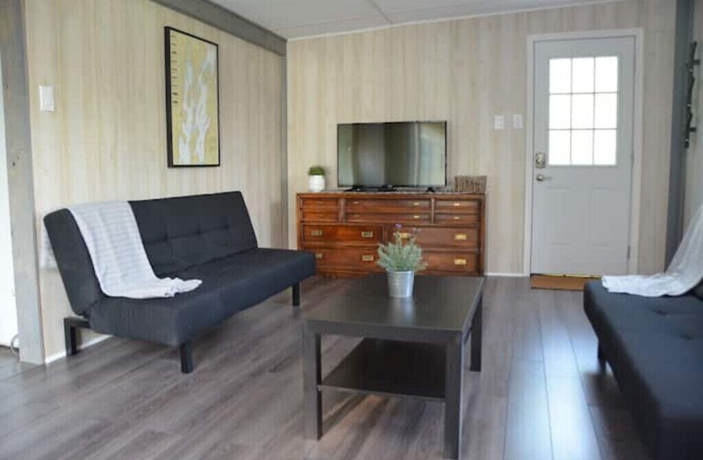 Smart TV, DVD player, books, stereo