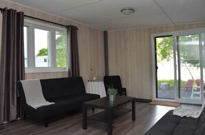 Smart TV, DVD player, books, stereo