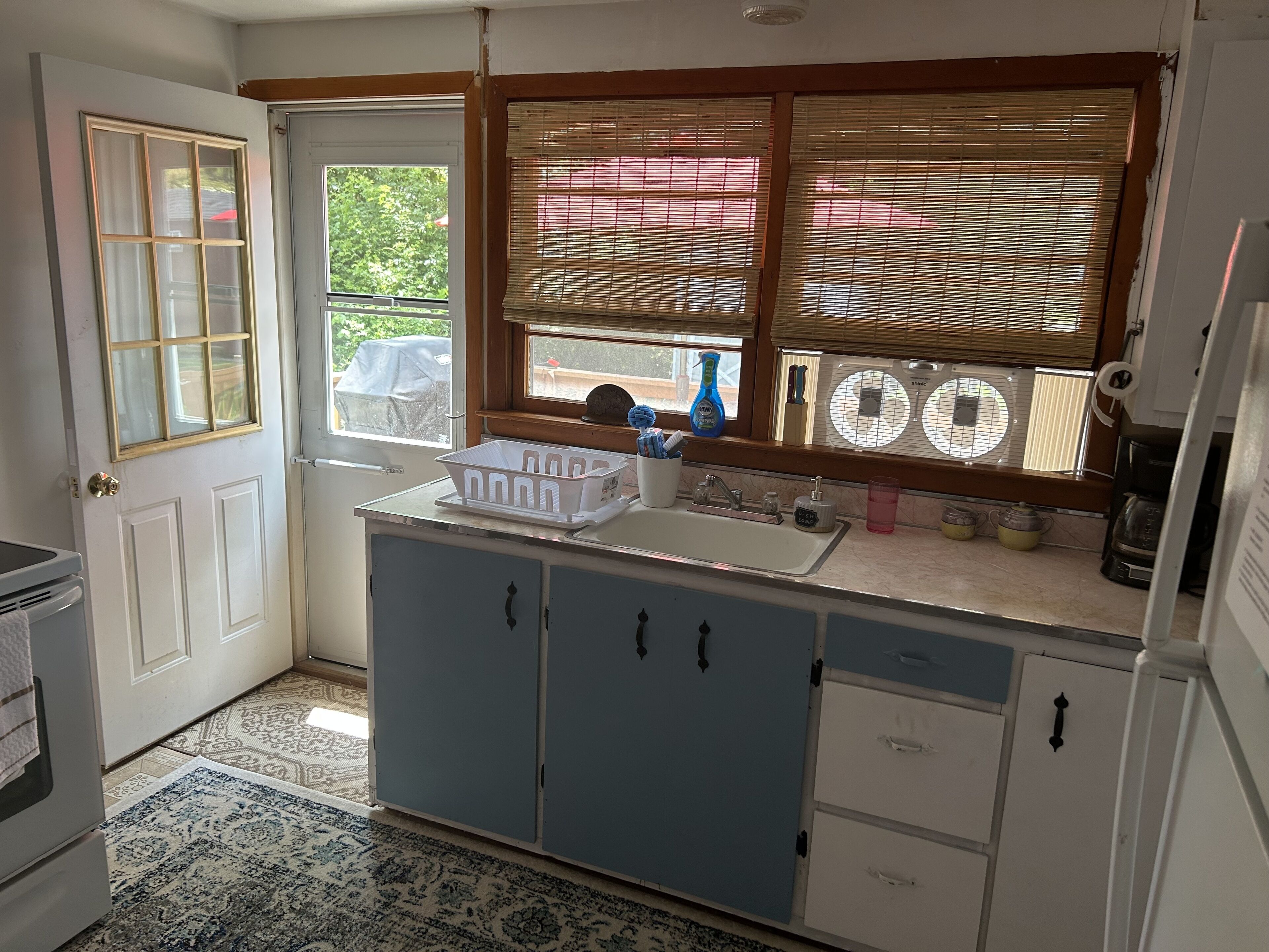 Refrigerador, microondas, horno y cafetera y tetera 