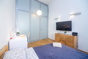 3 habitaciones, insonorización y tabla de planchar con plancha