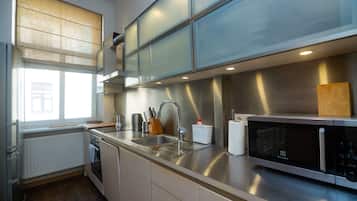 Een koelkast, een oven, een kookplaat, een waterkoker