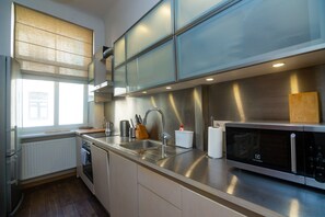 Refrigerador, horno, parrilla de estufa y tetera eléctrica