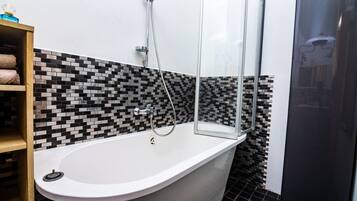 Een haardroger, handdoeken, toiletpapier