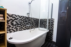 Secadora de cabello, toallas, papel de baño