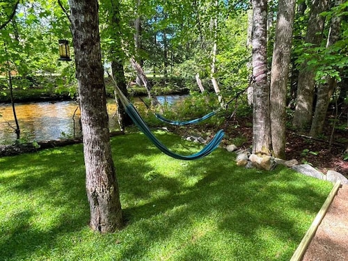 Buddy Home Swift River waterfront family and dog friendly