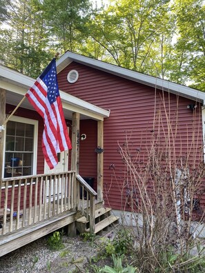 Exterior - Buddy Home Swift River waterfront fully renovated family and dog friendly (Tamworth)