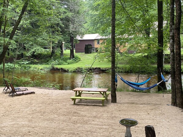 Outdoor dining - Buddy Home Swift River waterfront fully renovated family and dog friendly (Tamworth)