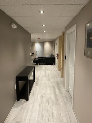 Interior - Buddy Home Swift River waterfront fully renovated family and dog friendly (Tamworth)