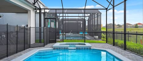 Een verwarmd zwembad